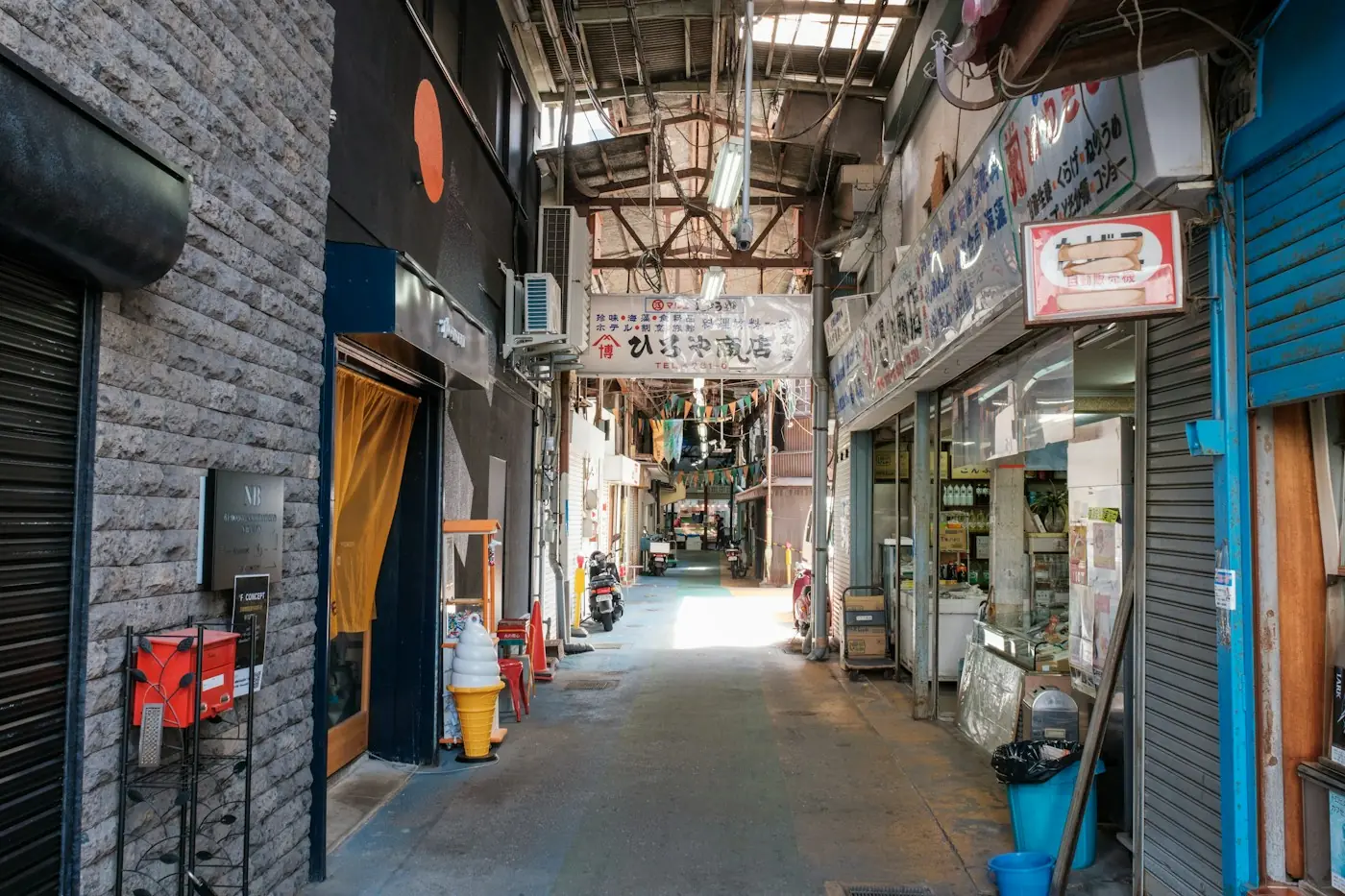 シャッターの並ぶ商店街のアーケード(イメージ)