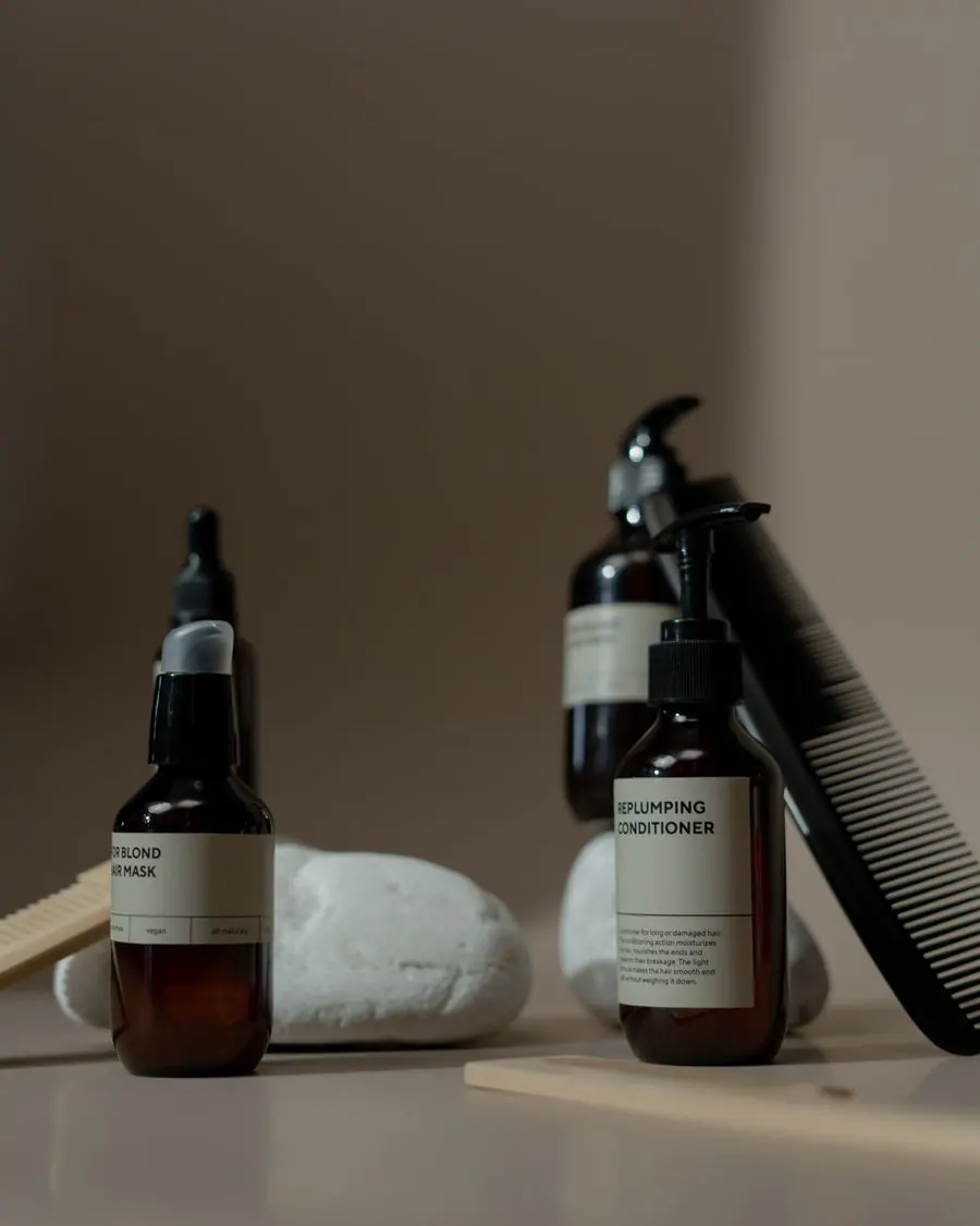 カウンターに並ぶヘアケアのボトルとコーム