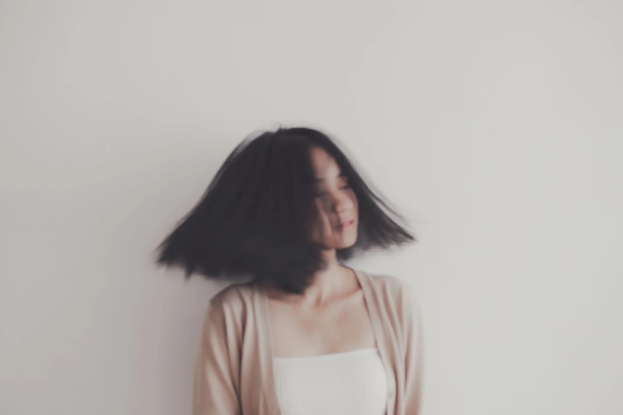 髪をなびかせるショートボブの女性