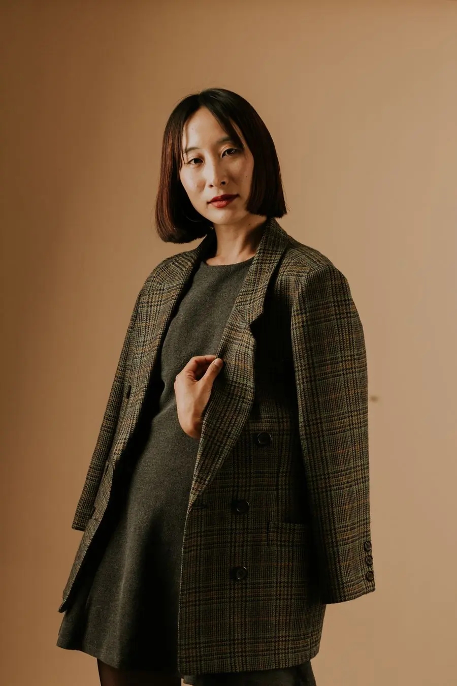 肩上の長さの、内巻きの大人ボブ