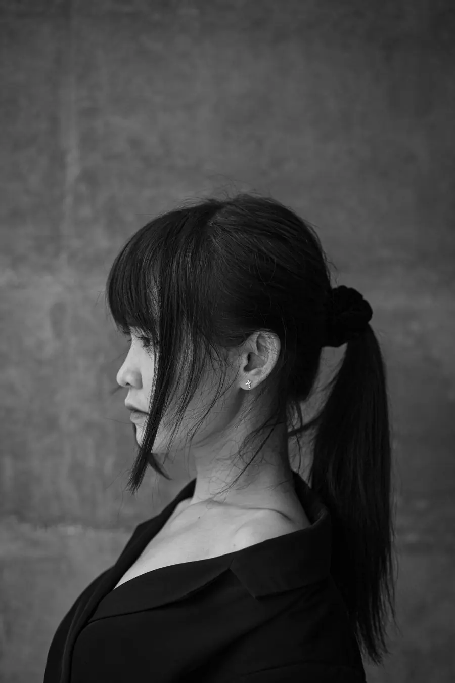 前髪を残したポニーテールの横顔