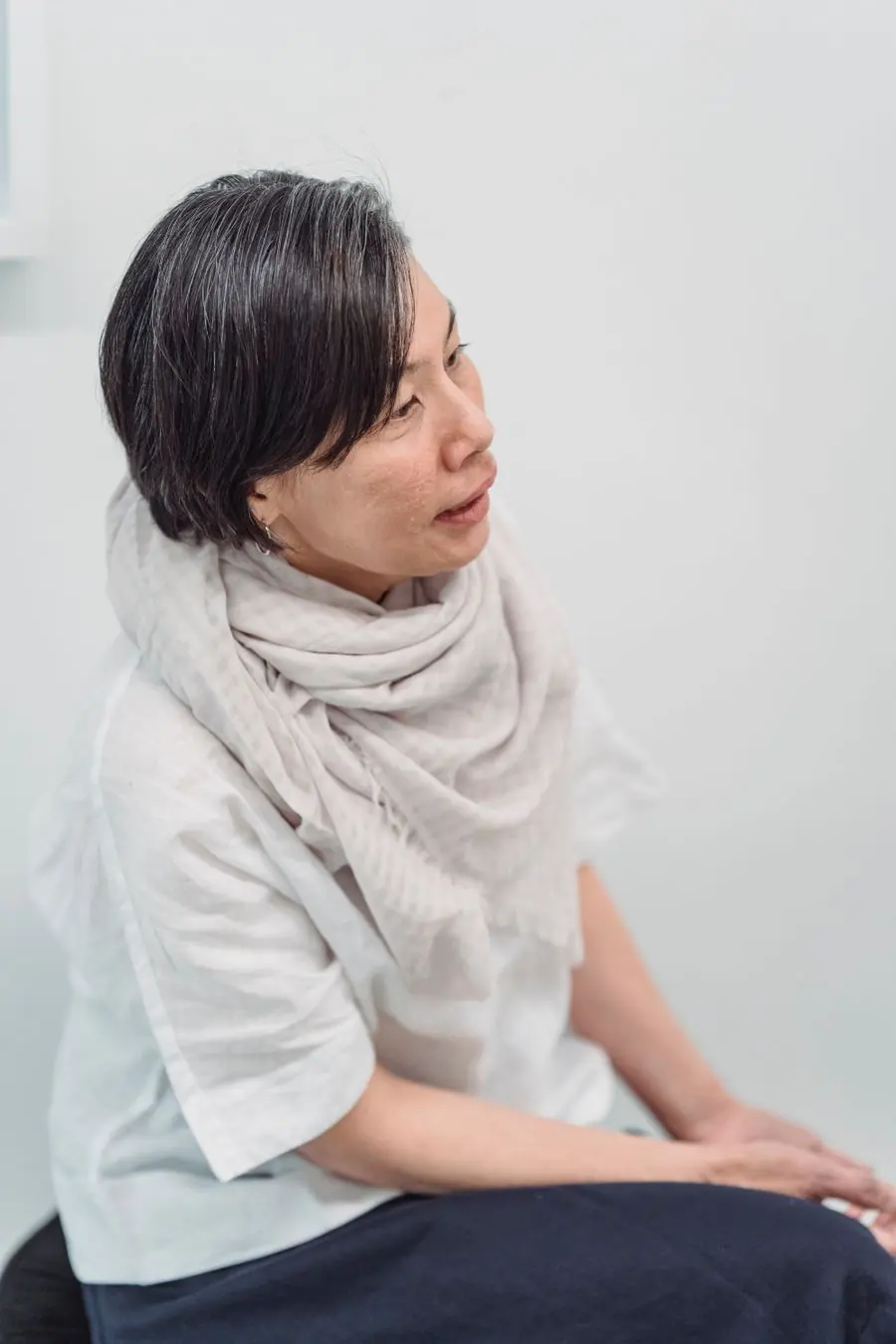 白髪をいかしたグレイヘアのショート