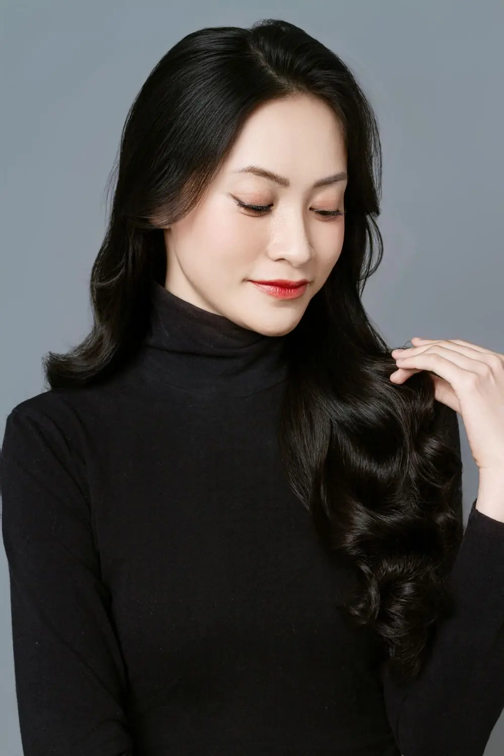 ゆるやかなウェーブのロングヘアの女性