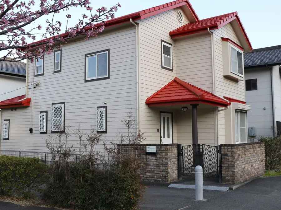 赤い屋根の新しい二階建て住宅