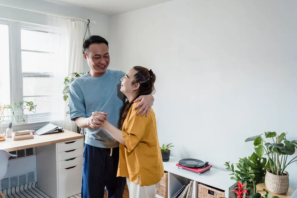 新しい部屋で笑顔で寄り添う夫婦