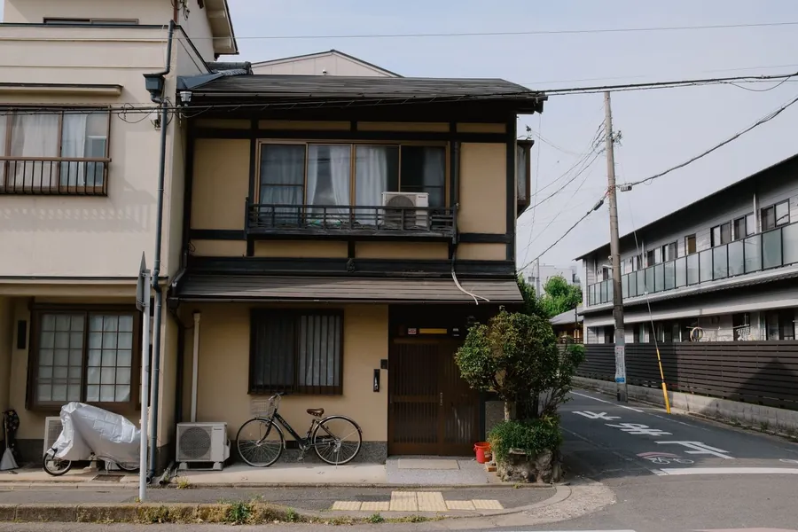 通りに面した和風の二階建て住宅