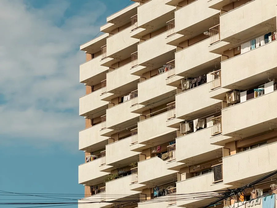 ベージュの外観の分譲マンション
