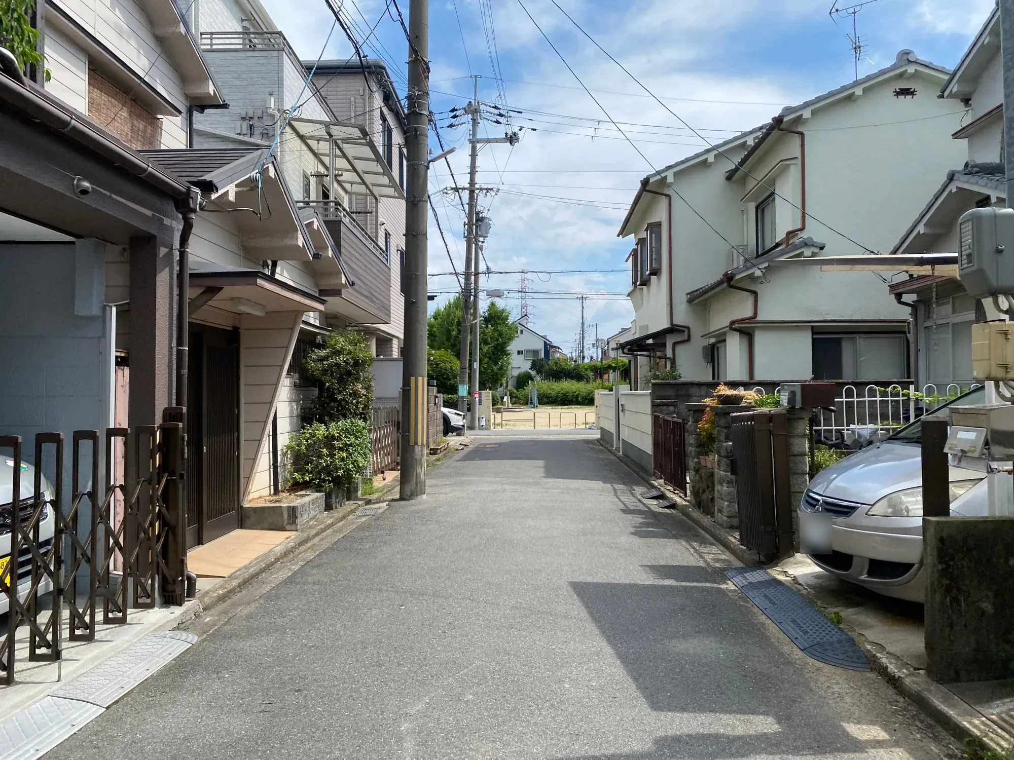 青空の下、住宅が並ぶまっすぐな通り