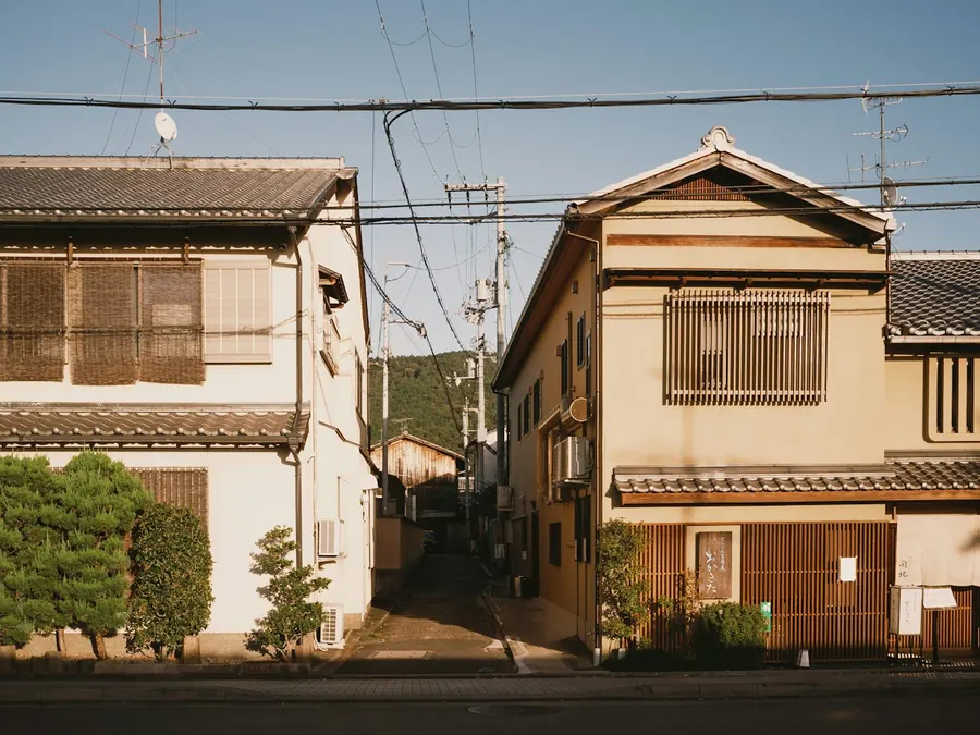 路地に並ぶ二階建ての住宅