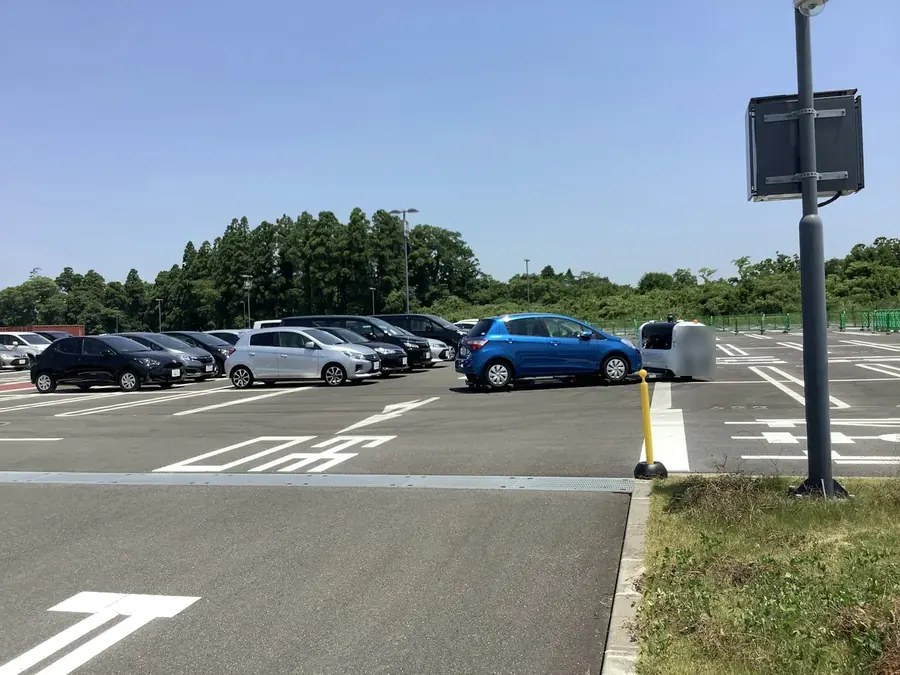 車が並ぶ屋外の平置き駐車場