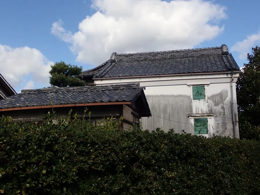 蔵のある古いお宅と、生け垣