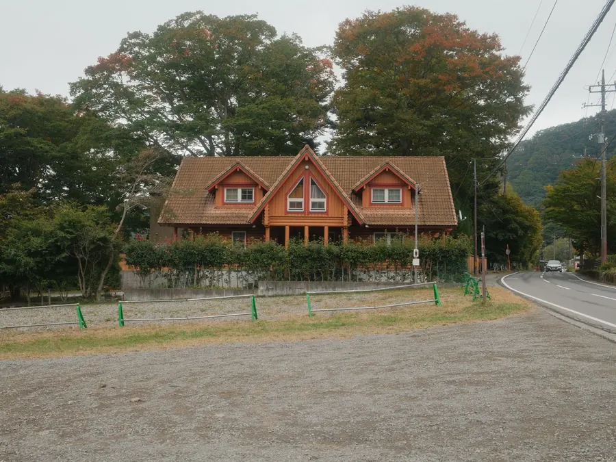 木々を背にした家と、手前の空き地
