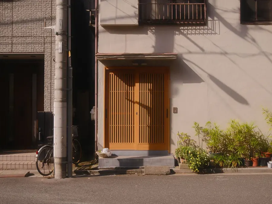 格子の扉がある、住まいの玄関