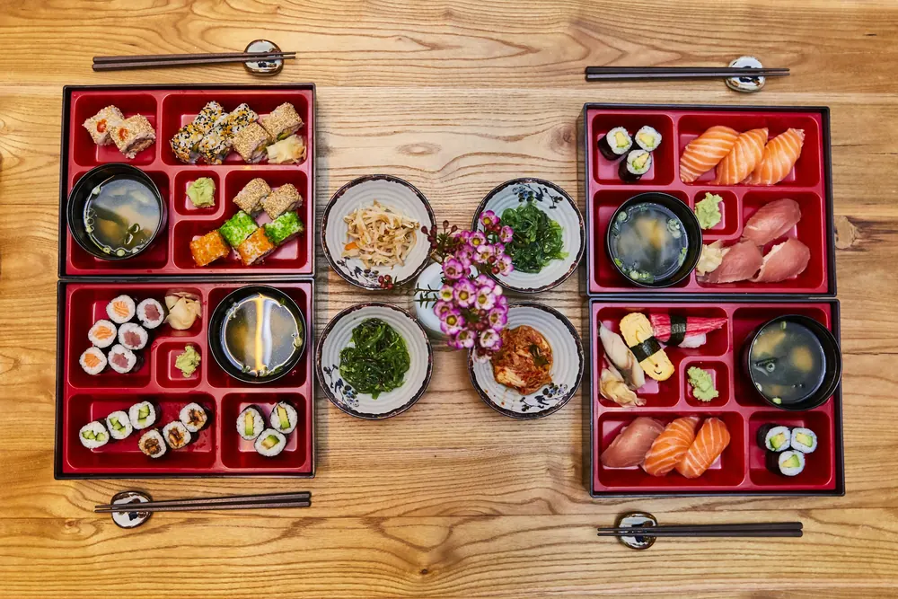 朱塗りのお膳に並ぶ仕出し料理