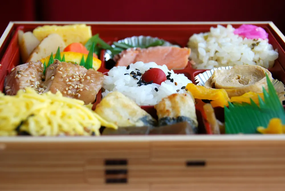 木の折箱に詰めたお弁当
