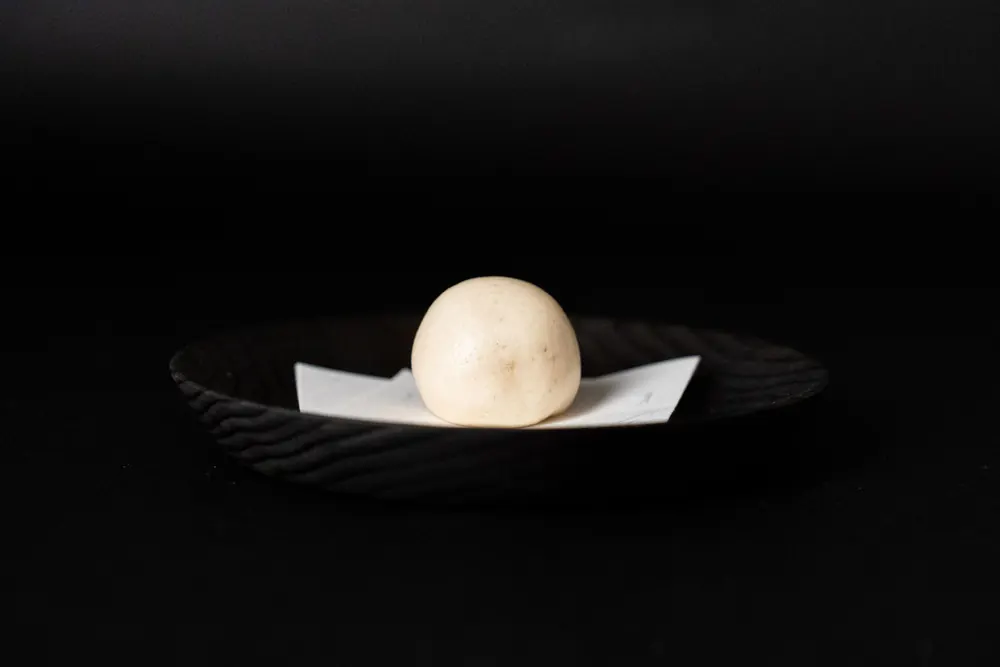 黒い器にのせた和菓子