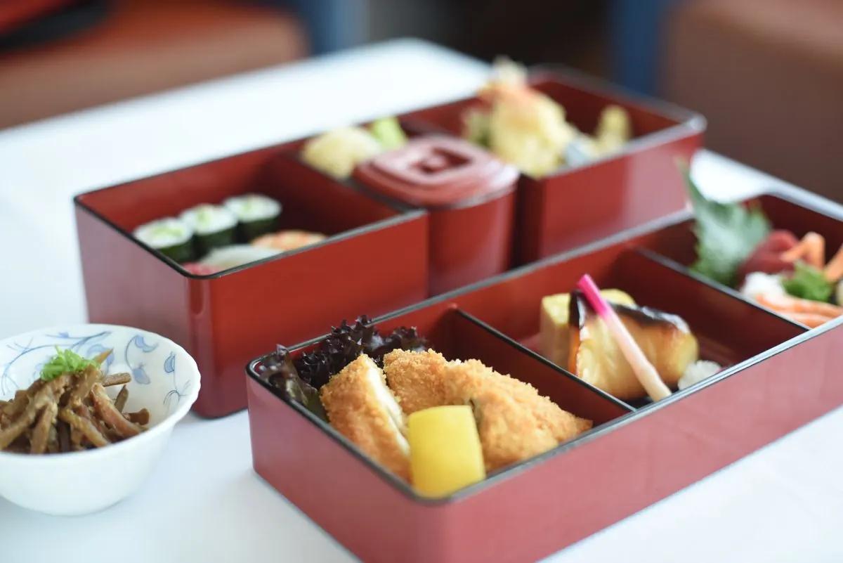 朱塗りの二段の重箱に詰めた料理