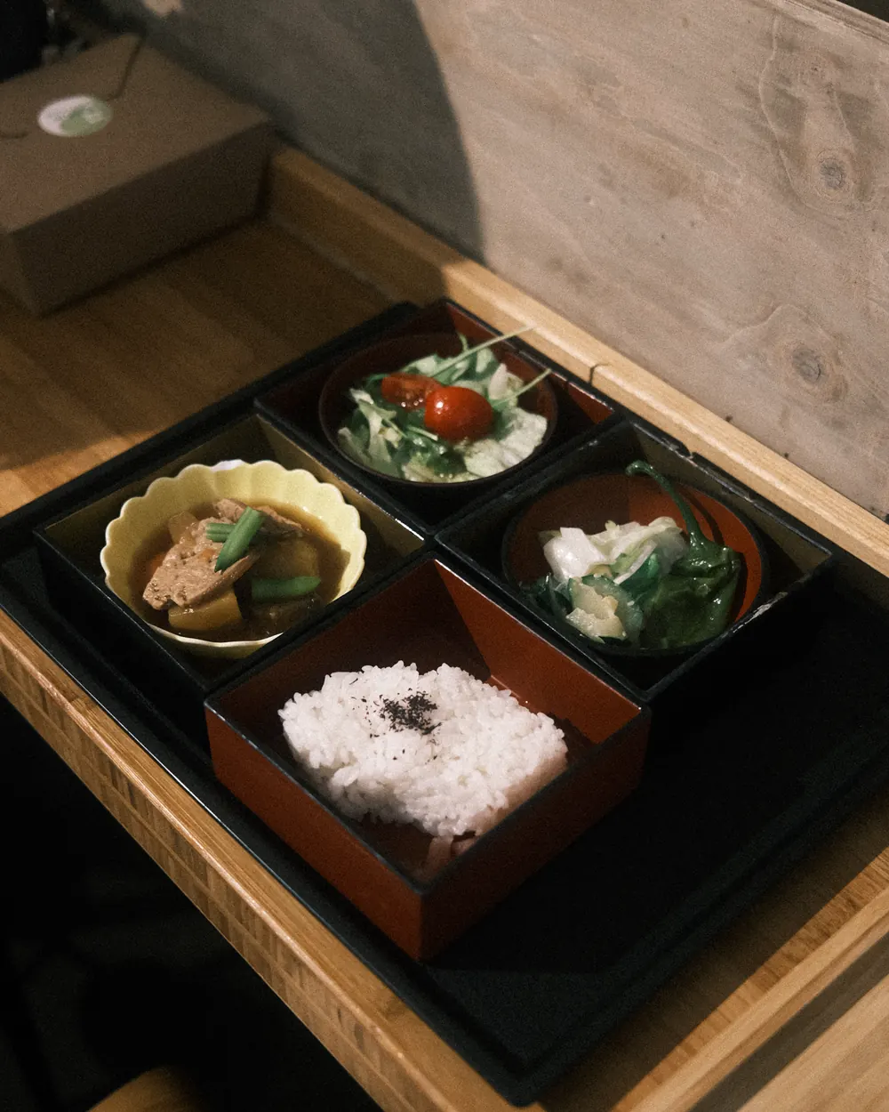 四つに仕切られた器に料理を盛った松花堂弁当