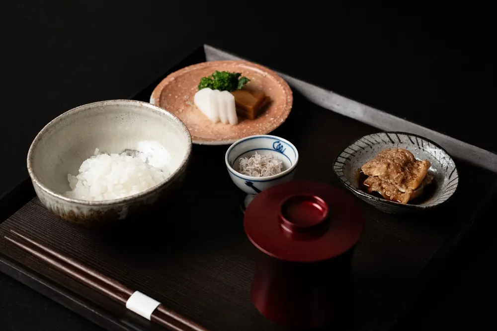 ごはんと小鉢が並ぶ和定食