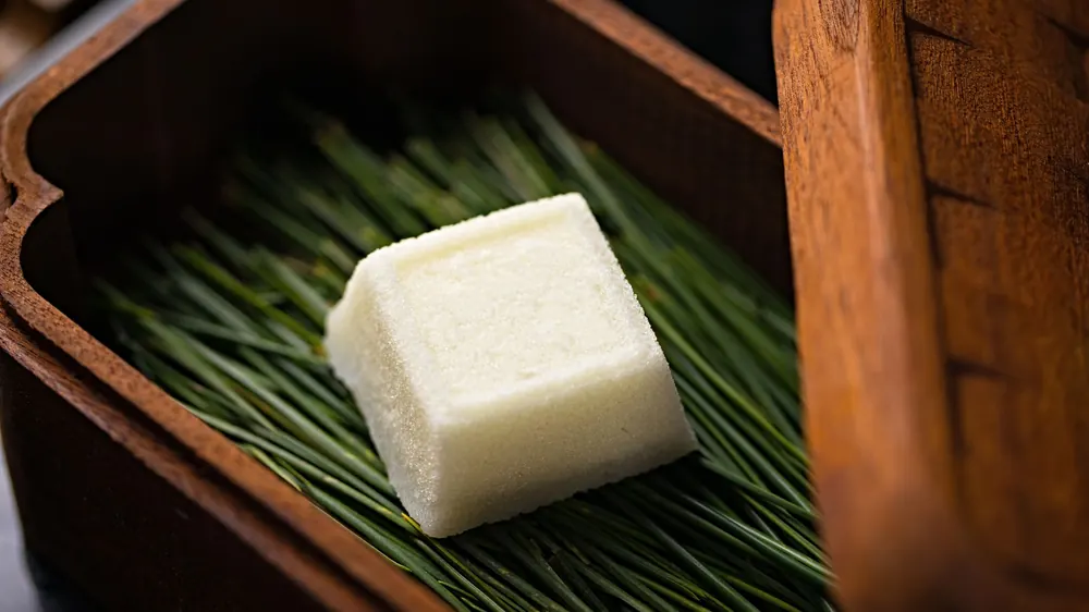 木箱に盛った季節の甘味