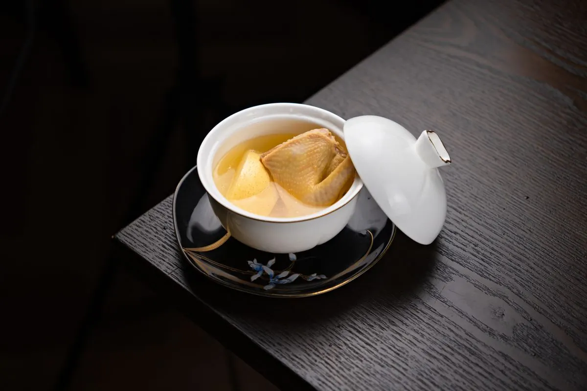 蓋つきの器に入った季節の蒸し物