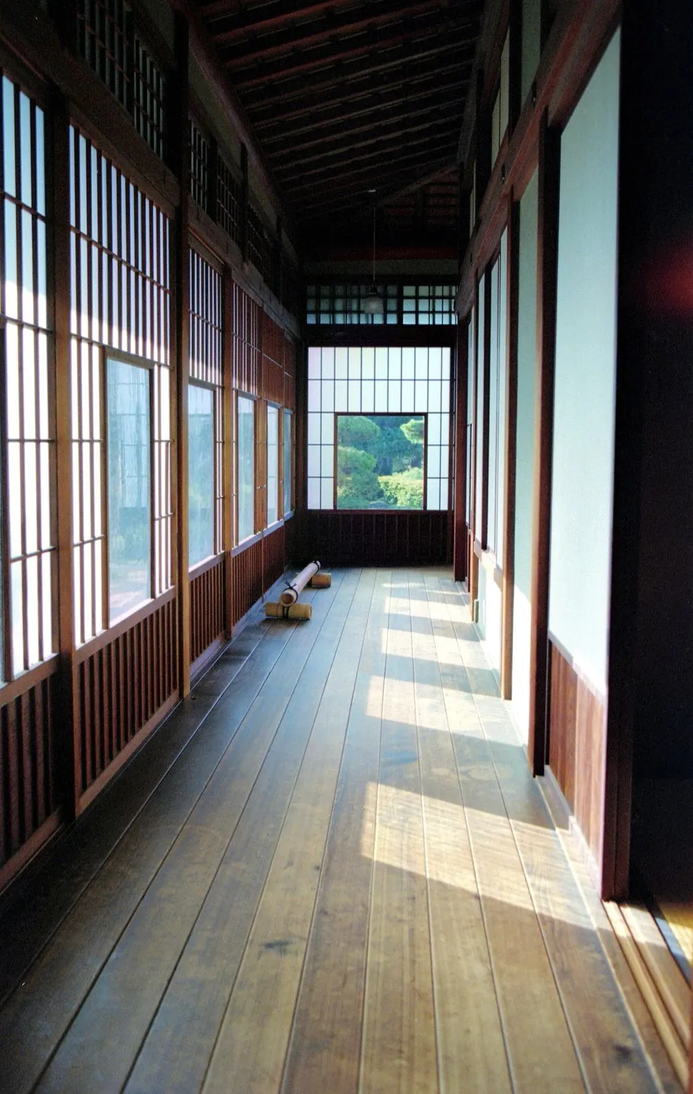 日ざしが差し込む木の廊下
