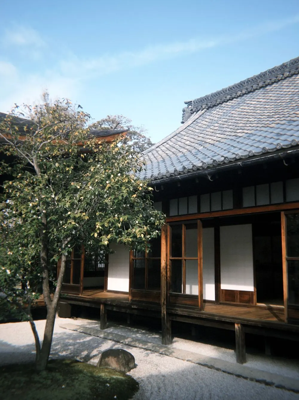 瓦屋根と縁側、庭のある和の住まい