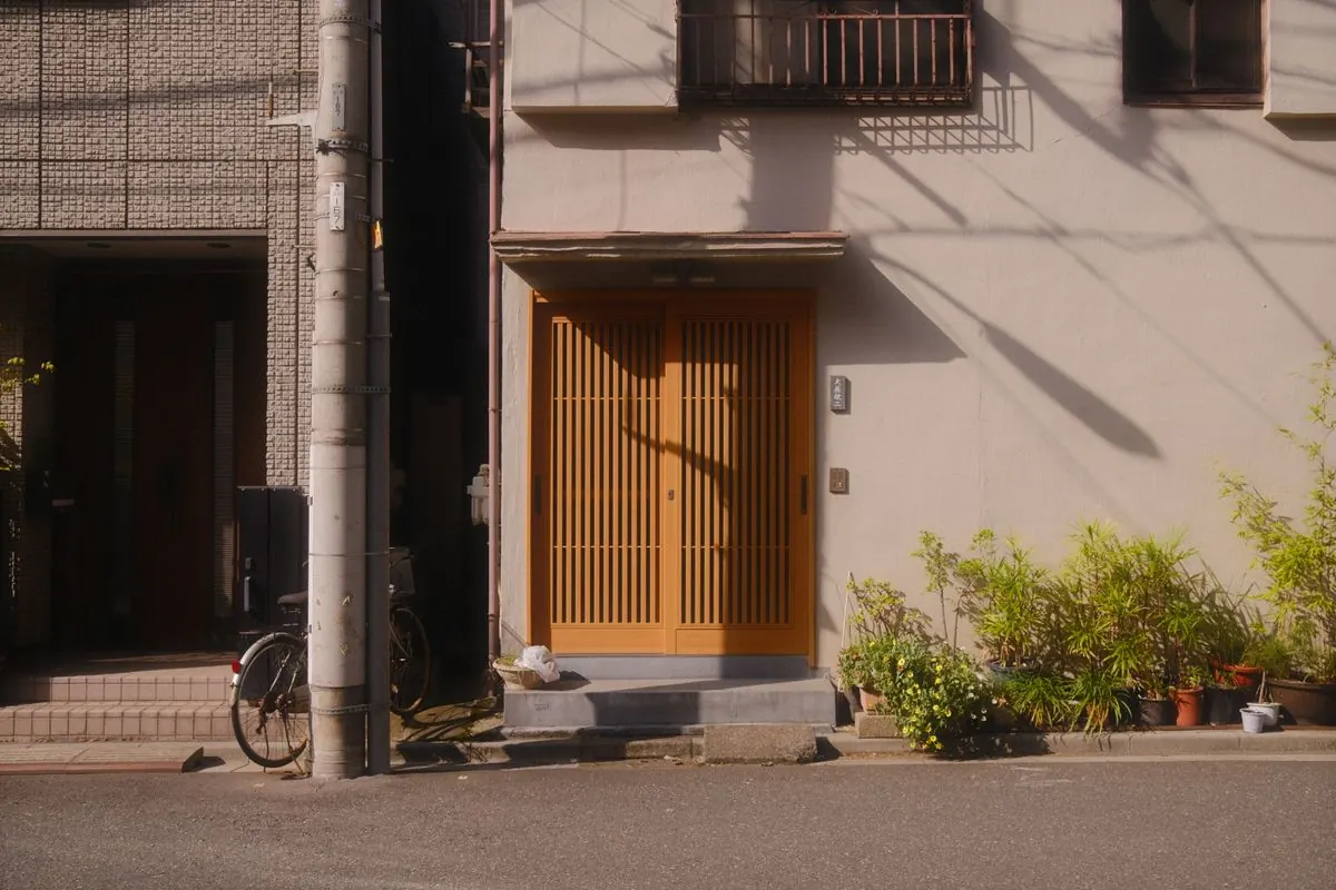 木の格子戸がある住まいの玄関