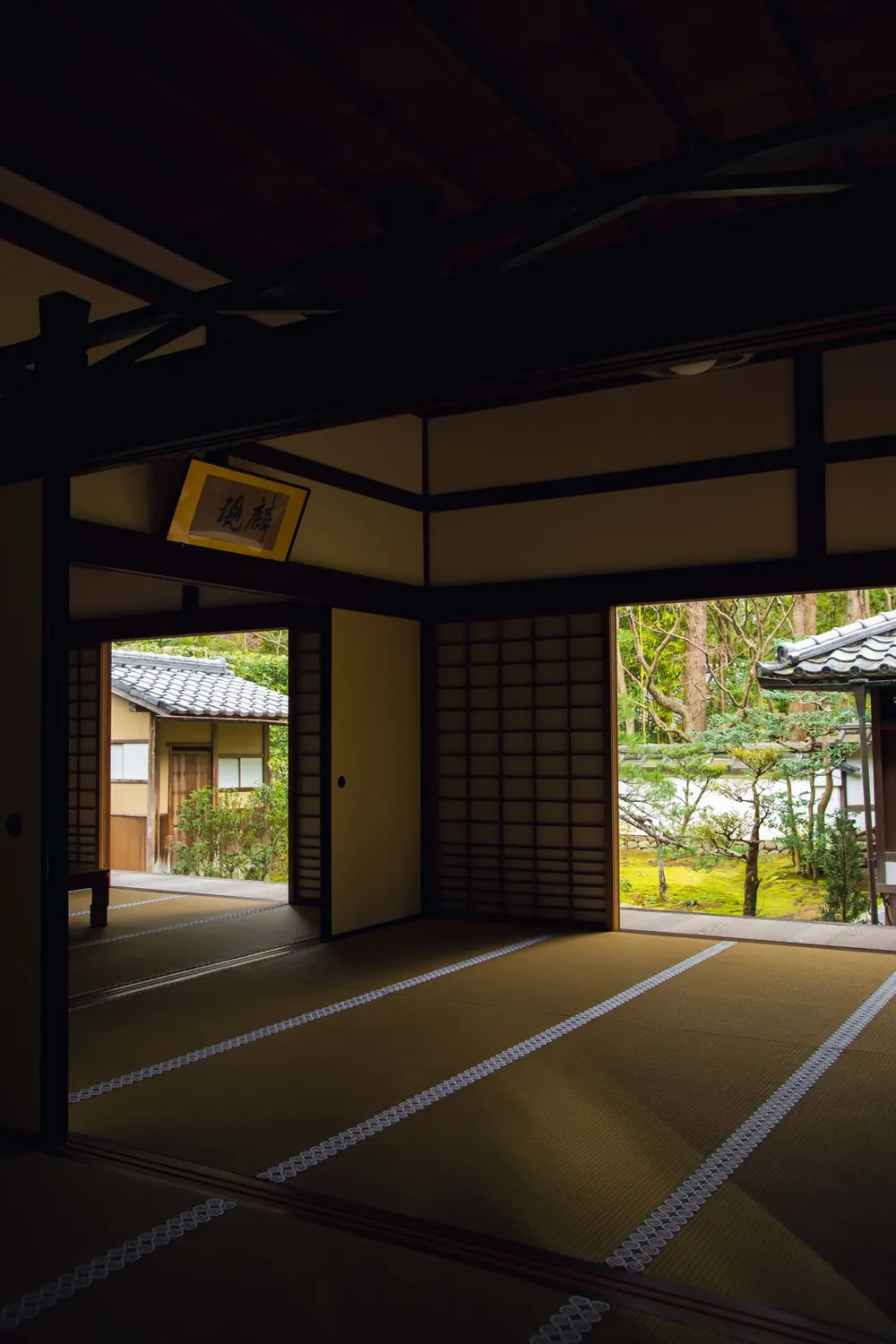 開け放した和室の向こうに、緑の庭が広がる