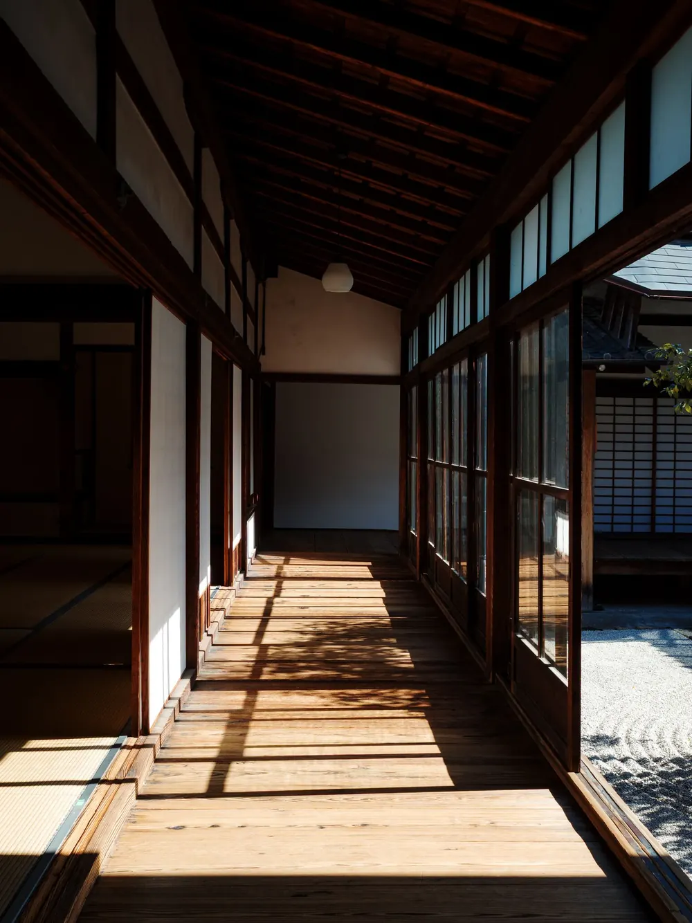 日ざしが落ちる、板張りの縁側