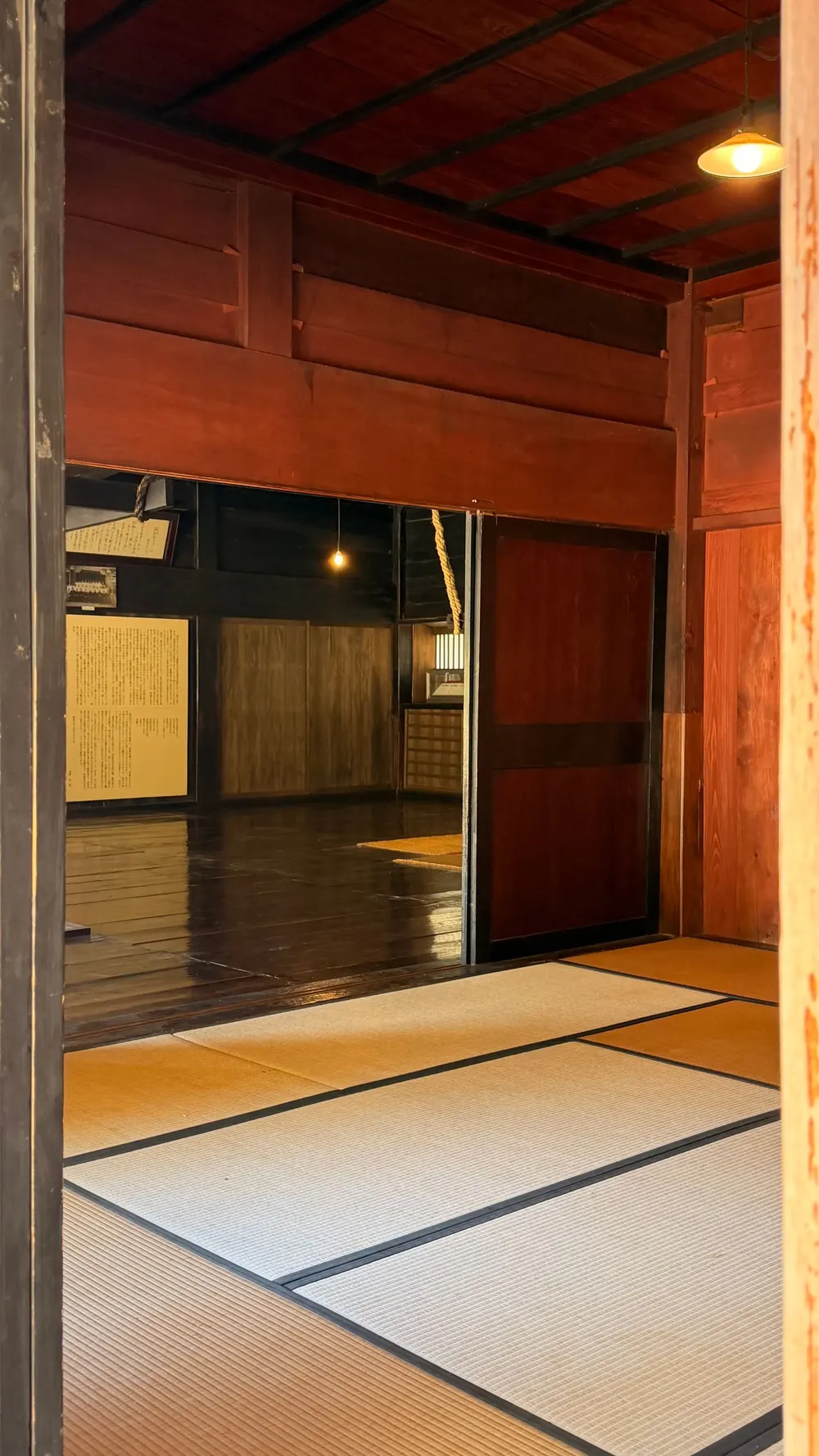 赤みのある木の柱と畳の座敷