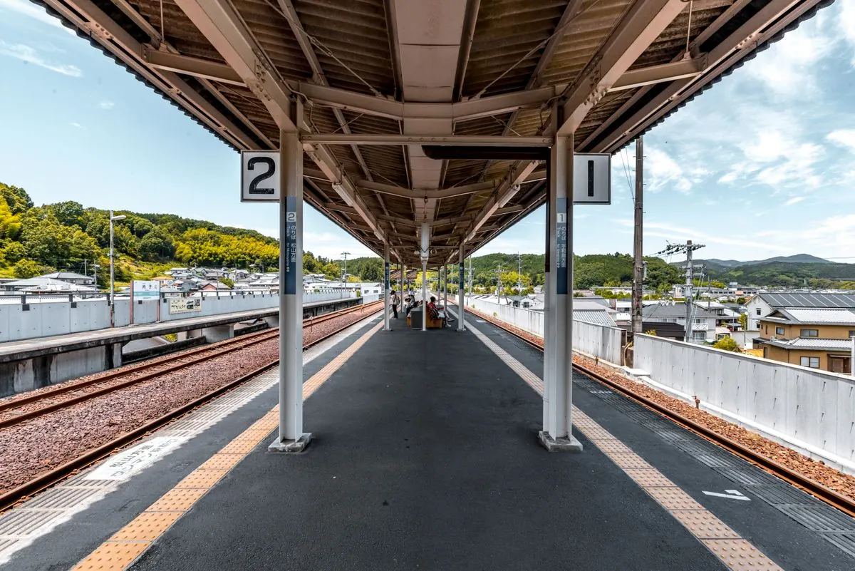 屋根のある駅のホーム