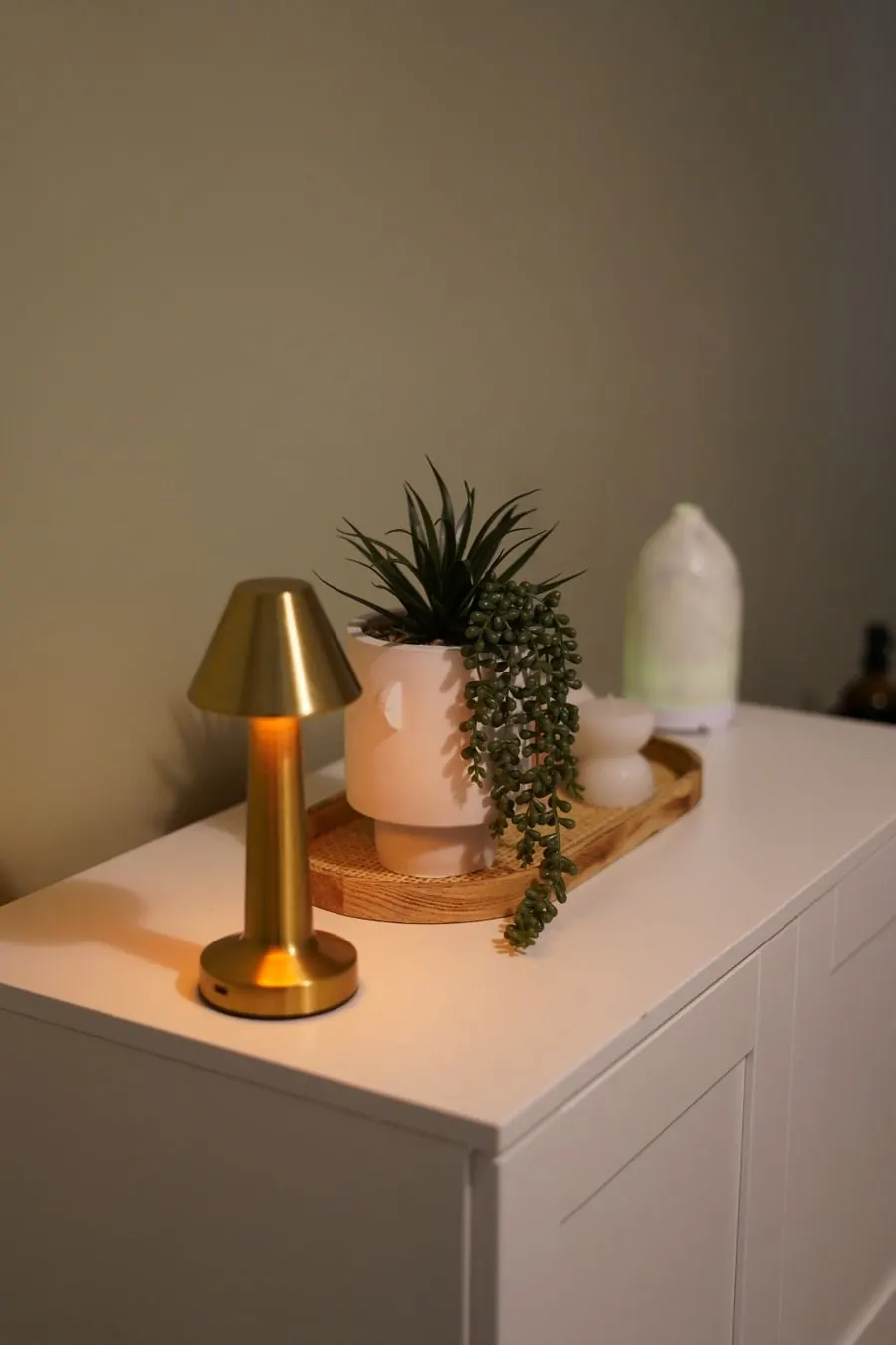 小さな明かりと植物を置いた棚