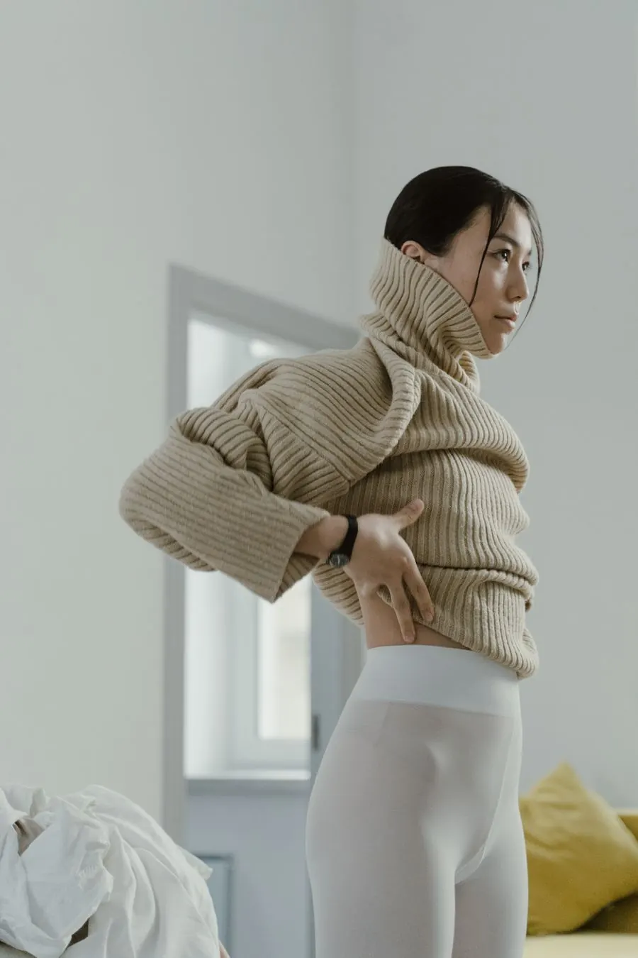 腰に手を当てる女性