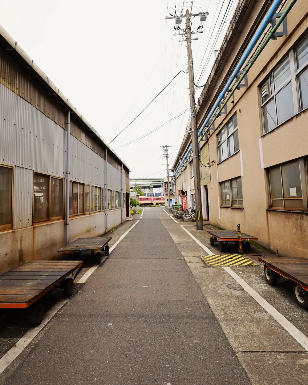 工場の建物が並ぶ通り