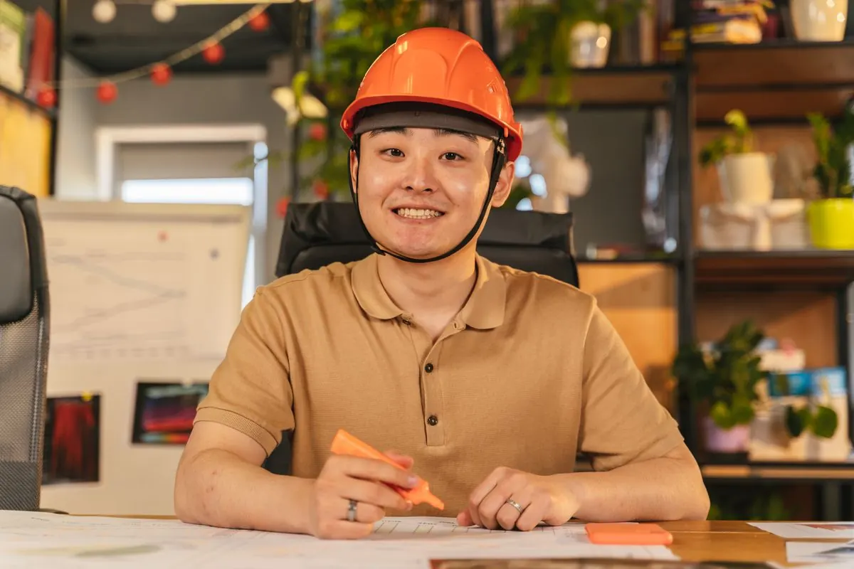図面を前に笑顔で座る生産管理の社員