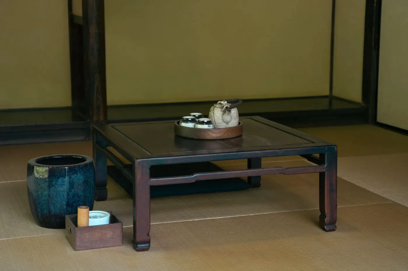 畳の部屋の座卓に置かれた急須と湯のみ